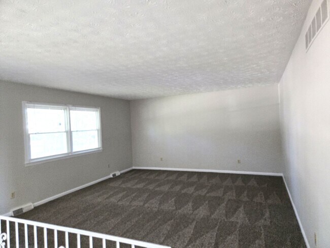 Building Photo - Spacious Split Level In Gainesway   20260501