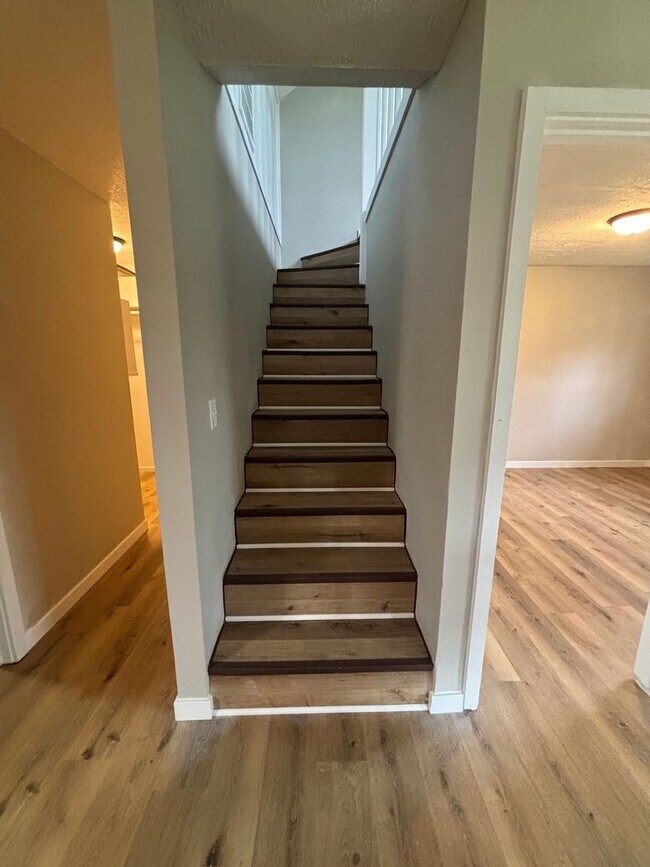 Building Photo - Newly Renovated 2 Bed 1 Bath Apt Move In Special!!