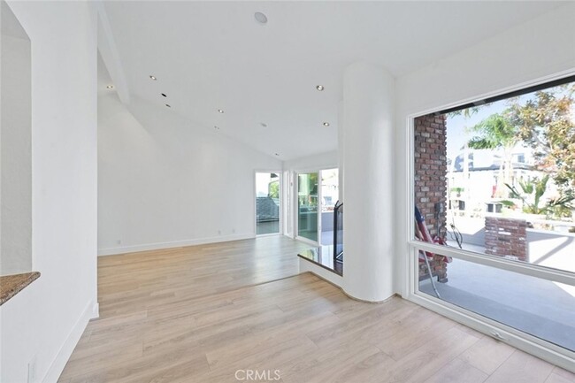 Building Photo - 411 Goldenrod Ave