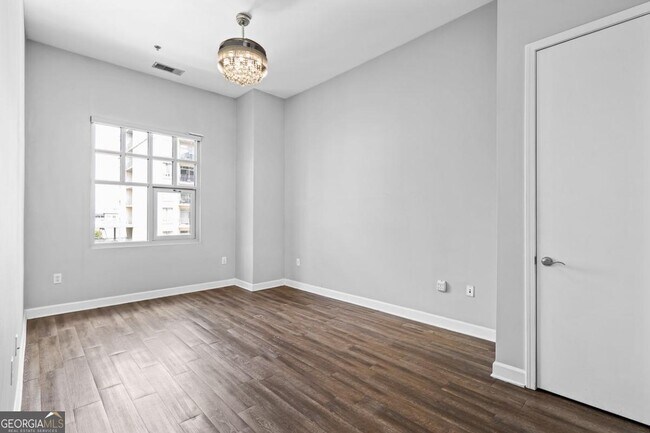 Building Photo - 711 Cosmopolitan Dr NE