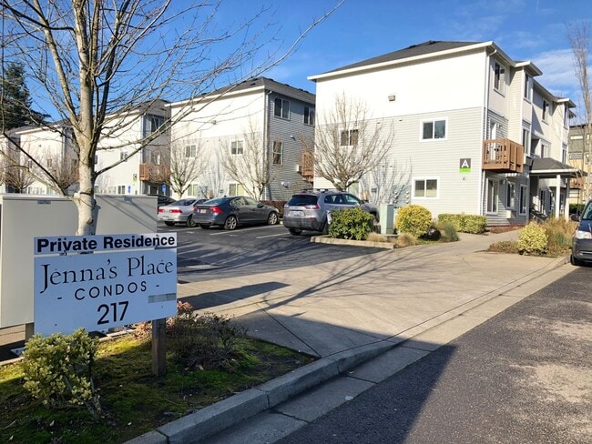 Building Photo - 2 bdrm, 1.5 ba, two story upper condo with...