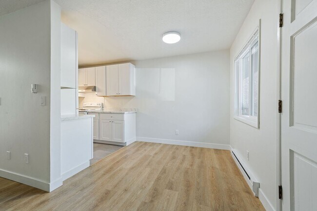 Building Photo - Fully Remodeled 2?Bedroom Apartment in Buckman Neighborhood