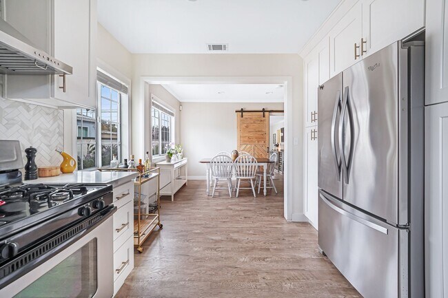 Building Photo - A beautiful  home in North Hollywood is no...