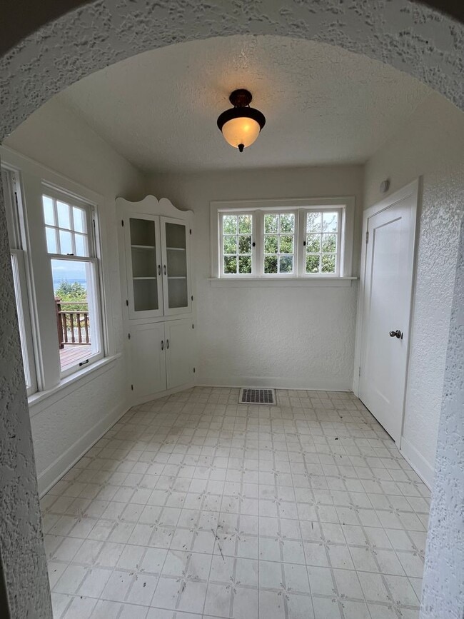 Building Photo - Charming Home On South Hill