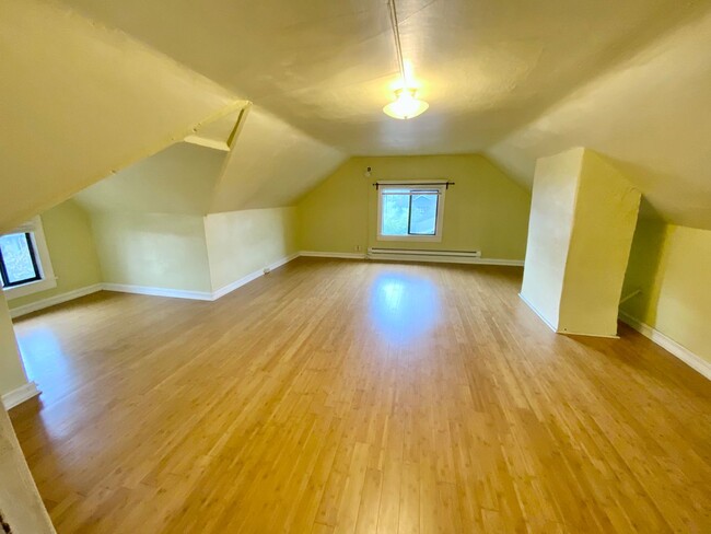 Building Photo - Unique Vintage 1 Bedroom 1 Bath Apartment ...