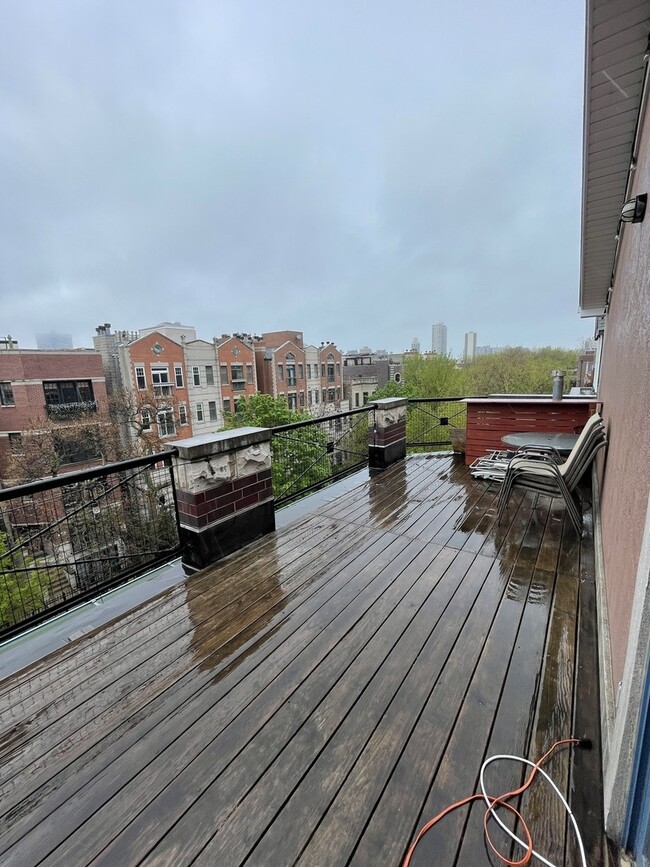 Building Photo - 865 W Buckingham Pl