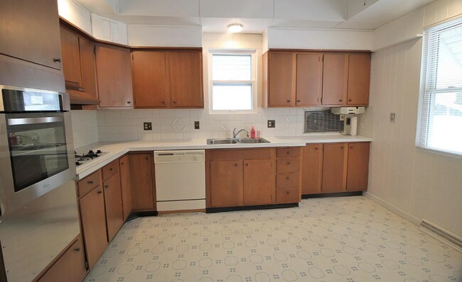 Building Photo - Spacious updated 4 bed 2 bath home in the heart of Rock Island!