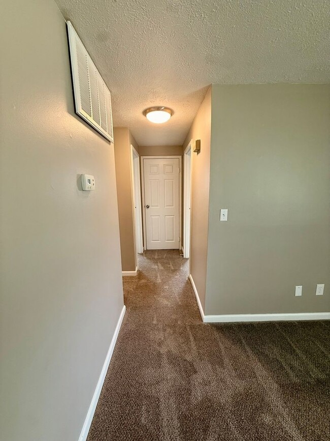 Building Photo - Move-In Ready 2BR in Kettering | Granite Counters + New Carpet
