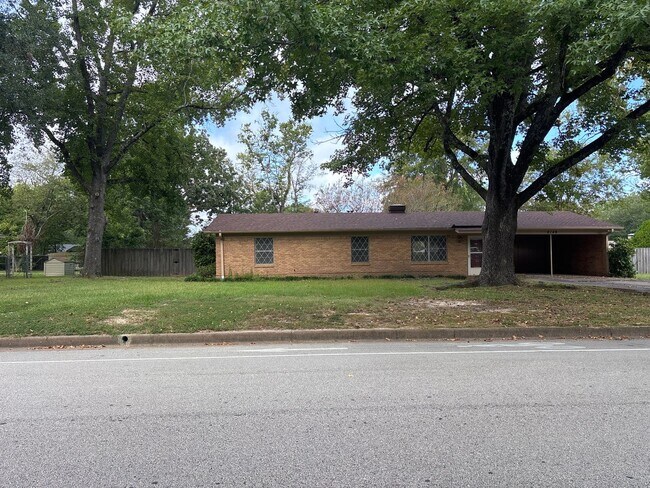 Building Photo - Freshly Updated & Ready For You!