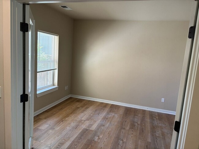 Building Photo - 3 Bedroom House with Large Bonus Room and ...