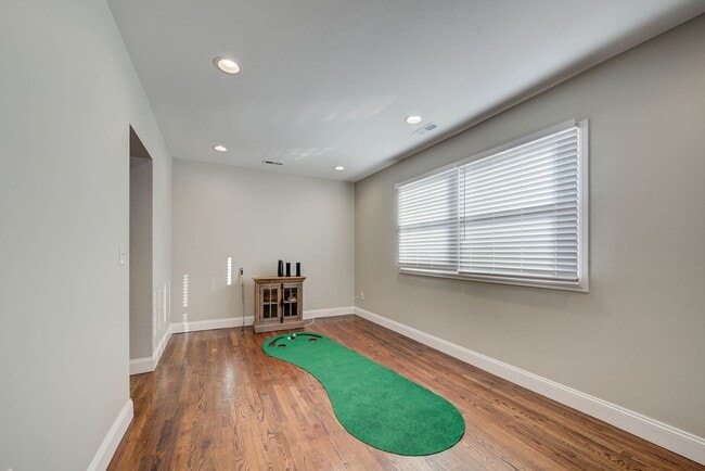 Building Photo - CONDO ON THE HILL 3 BED 1 BATH - Hardwood Floors & Renovated Luxury Kitchen