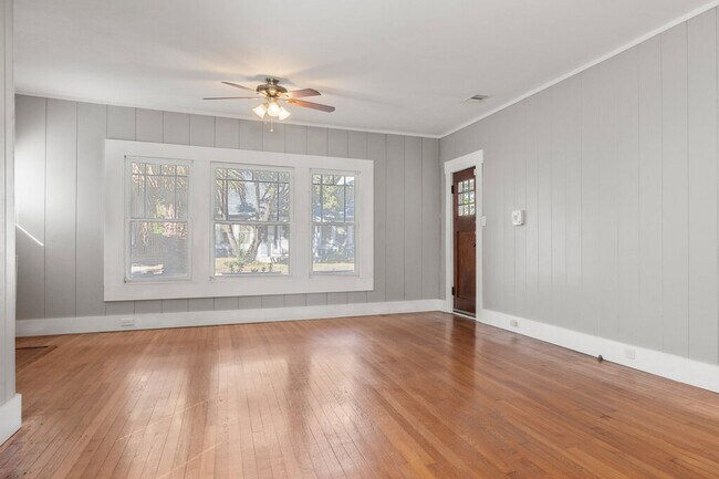 Building Photo - Historic craftsman style home located in T...