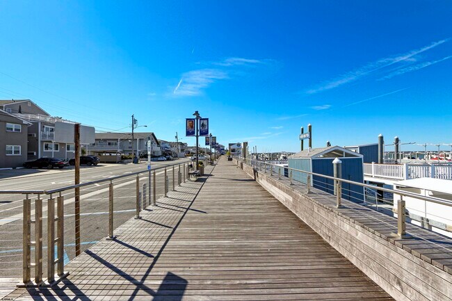 Building Photo - 9416 Amherst Ave