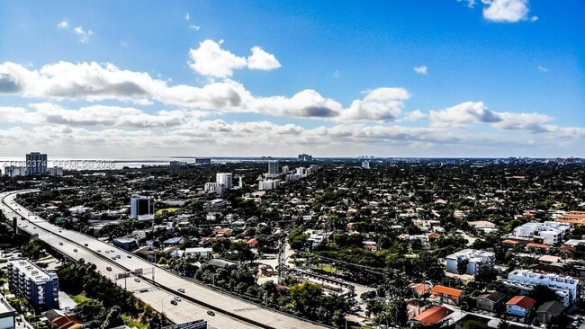 Building Photo - 1010 SW 2nd Ave