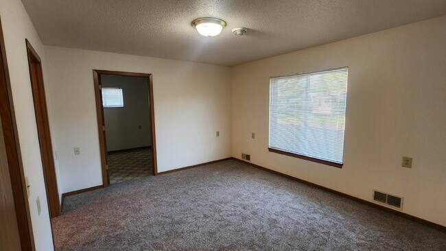 Building Photo - 2 Bedroom, 1.5 Bathroom Spacious End Unit with Garage and Central Air - Available May 1st