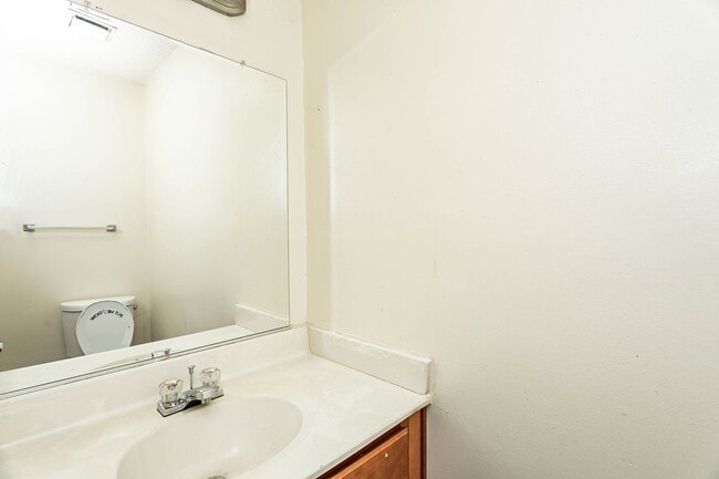 Building Photo - Don't miss the chance to call this Virginia Beach townhouse your home!