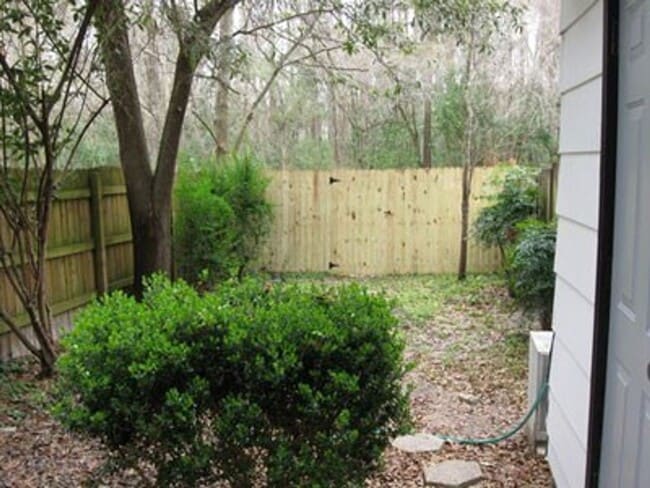 Building Photo - Gorgeous and Spacious 3 BR 1.5 BA Townhome...