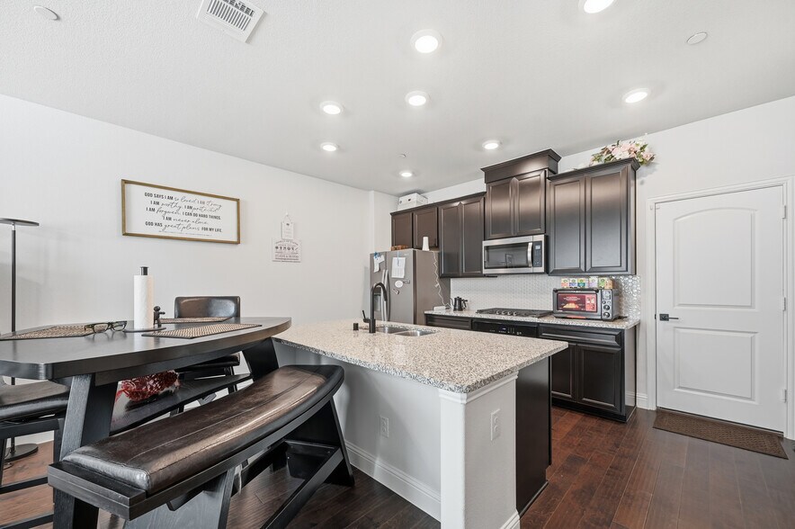 Building Photo - 3544 Thistlewood Dr