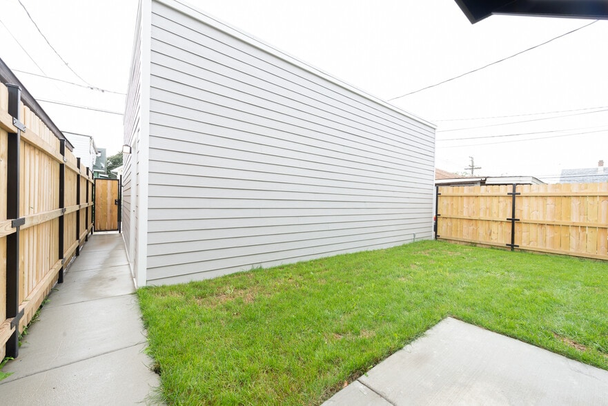 Building Photo - 4429 N Kimball Ave