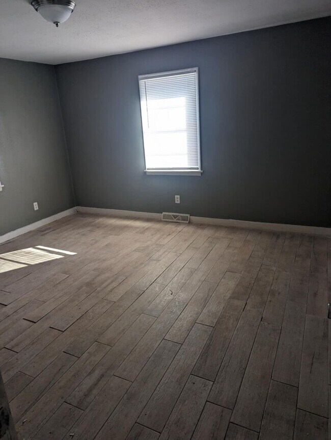 Building Photo - COMING SOON! 2 Bedroom, 1 Bathroom Duplex!