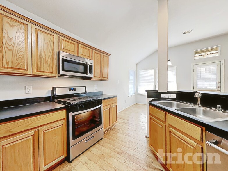 Building Photo - 2205 Highland Hills Dr