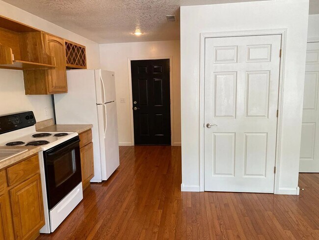 Building Photo - 411 E Scott St