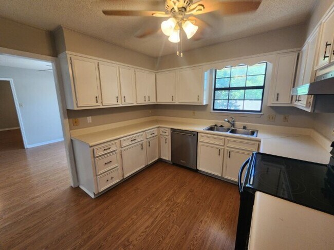 Building Photo - 309 Shadow View Dr