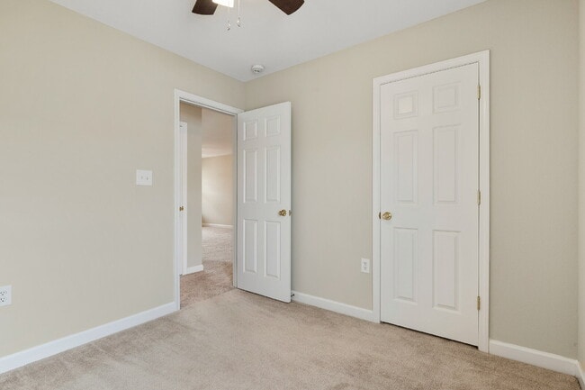 Building Photo - Freshly Updated 3 bed 2 bath Townhome in P...