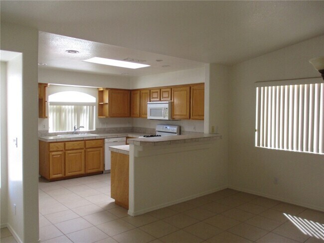 Building Photo - 5543 Clubhouse Ct