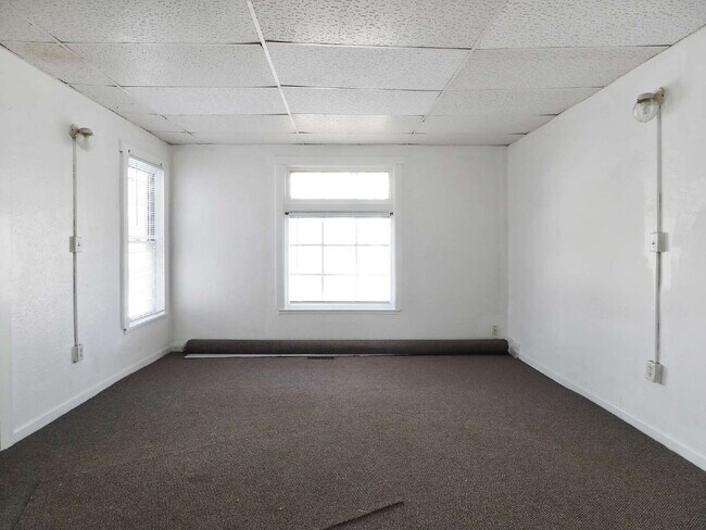 Building Photo - Section 8 Approved 1+ Bedroom Upper Level Duplex