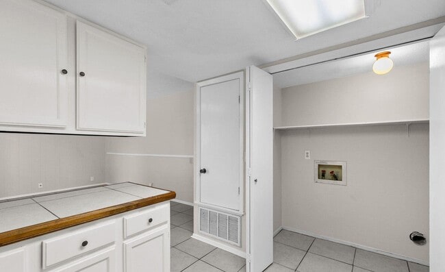 Building Photo - Live Where Convenience Meets Comfort in Lakebend!