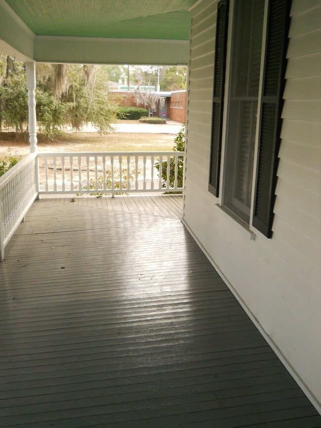 Building Photo - Beautiful, well maintained older home in t...