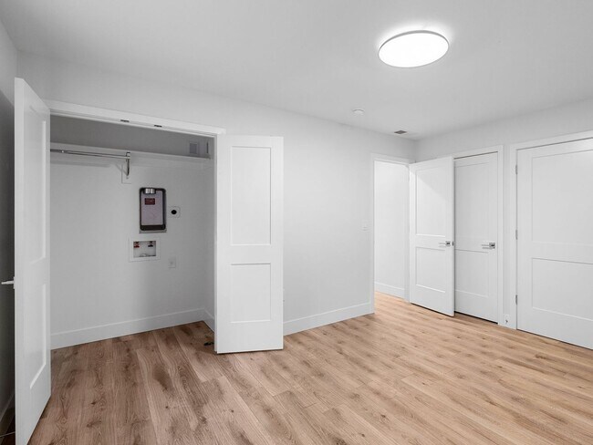 Building Photo - 4 bed/3.5 Bath Townhouse in Richmond Neighborhood, SE Portland