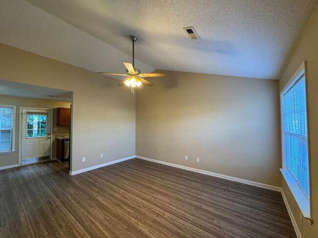 Building Photo - Cozy Single Family Home!!