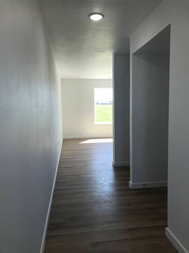 Building Photo - Executive Rental -  4 Bedroom 3 Baths