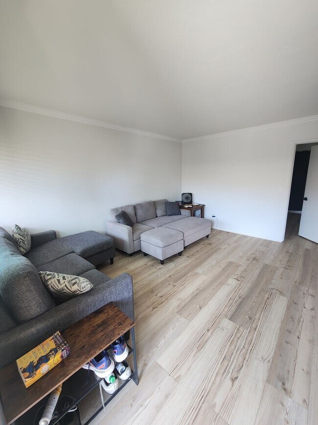 Building Photo - Updated 1Bd/1Ba Condo in Gated Community i...