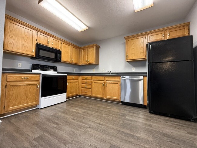 Building Photo - 417 NW Woodbury Dr