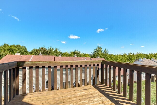 Building Photo - 3 bed / 3 bath. Parking. Pet Friendly.