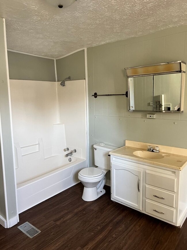 Building Photo - 3 bedroom 1 bath home!