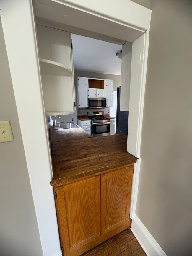 Building Photo - 4 bedroom home in the East Village of Dave...