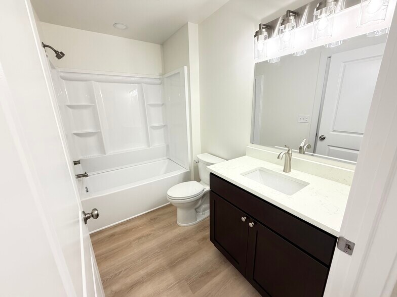 Building Photo - 2130 Carriage Hill Cir