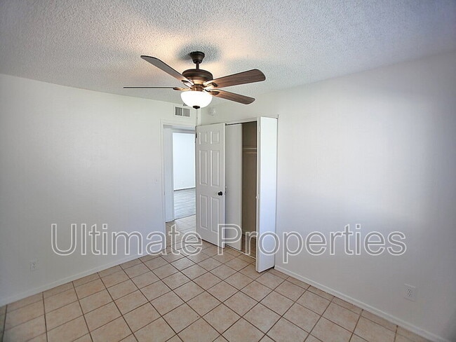 Building Photo - 4720 W Dahlia Dr