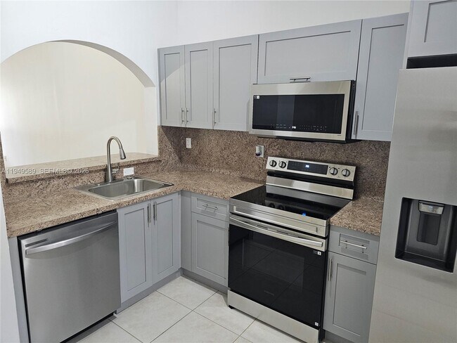 Building Photo - 2911 SE 13th Ave