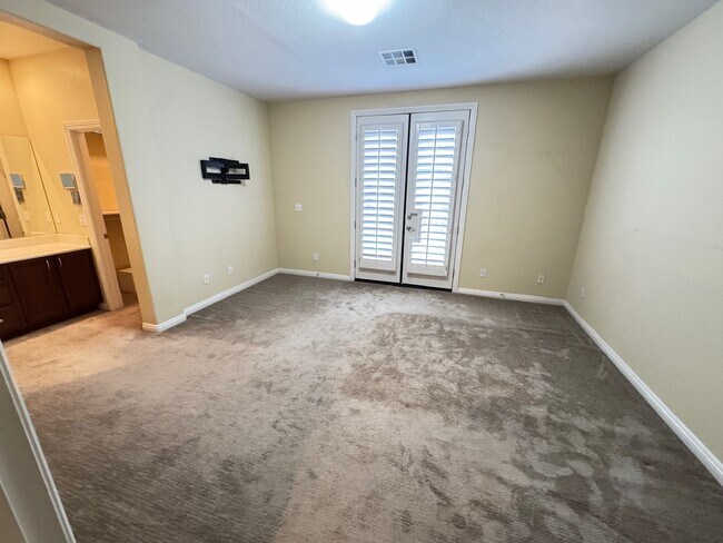 Building Photo - Spacious 4 Bedroom Home with Private Pool!