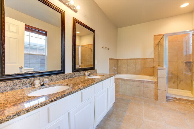 Building Photo - 5527 Gatesprings Ln