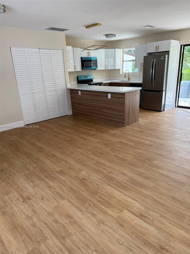 Building Photo - 3 bedroom in Hollywood FL 33023