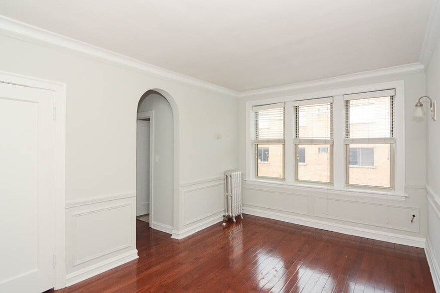 Building Photo - 549.5 W Surf St