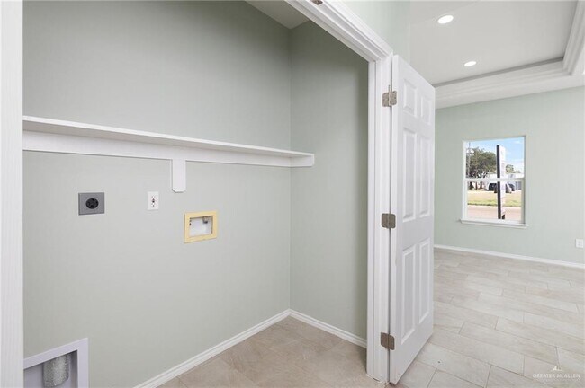 Building Photo - 14 E Mahl St