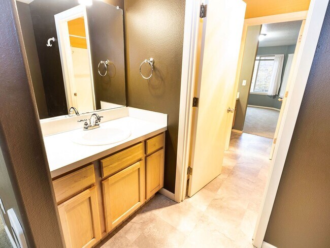 Building Photo - Bright & Spacious 2-Bedroom End Unit Townh...