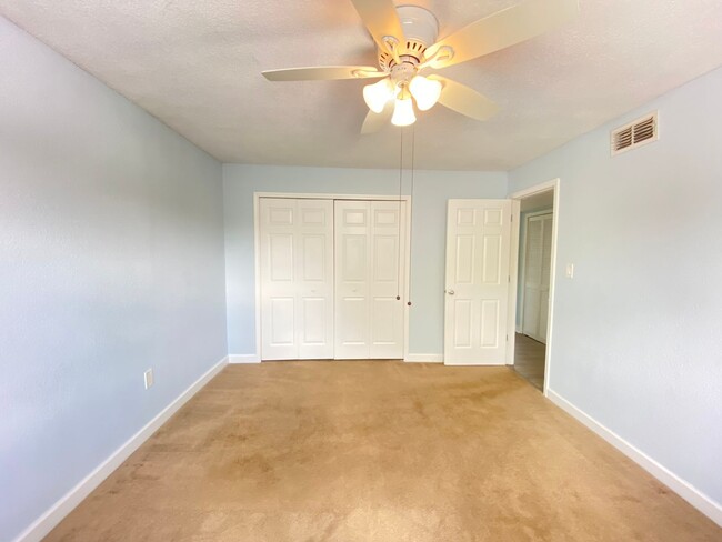 Building Photo - Spacious 3 bedroom, 2 bathroom Condo Locat...